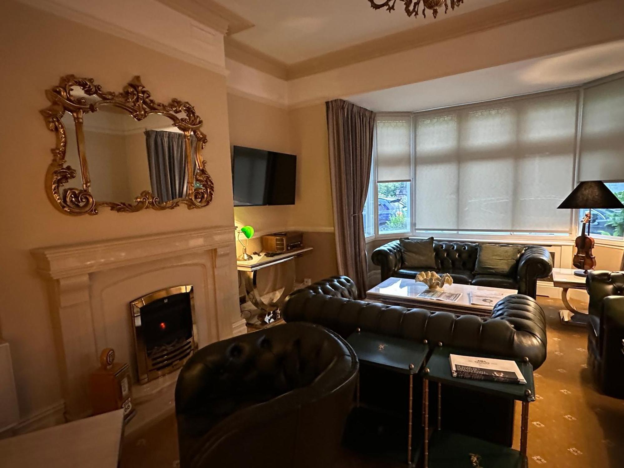 Chester House Guest House Buitenkant foto The living room of a typical apartment