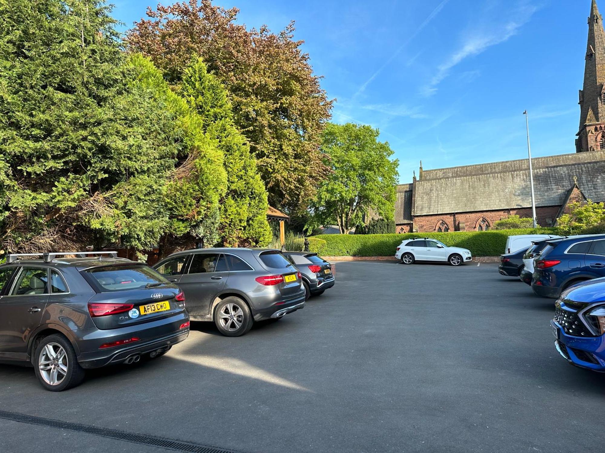 Chester House Guest House Buitenkant foto The car park at St. Mary's Church, Macclesfield
